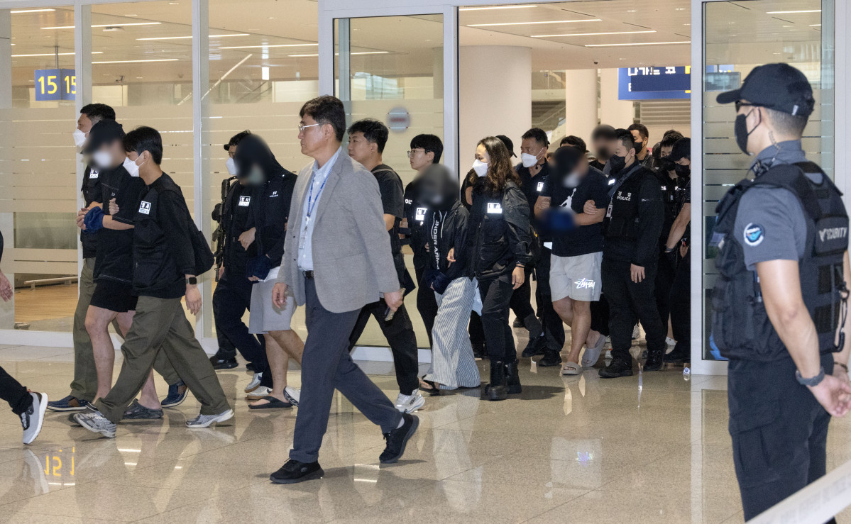 ▲캄보디아 온라인 사기에 가담해 구금된 한국인들이 18일 오전 인천국제공항 제2터미널을 통해 송환되고 있다.  (연합뉴스)