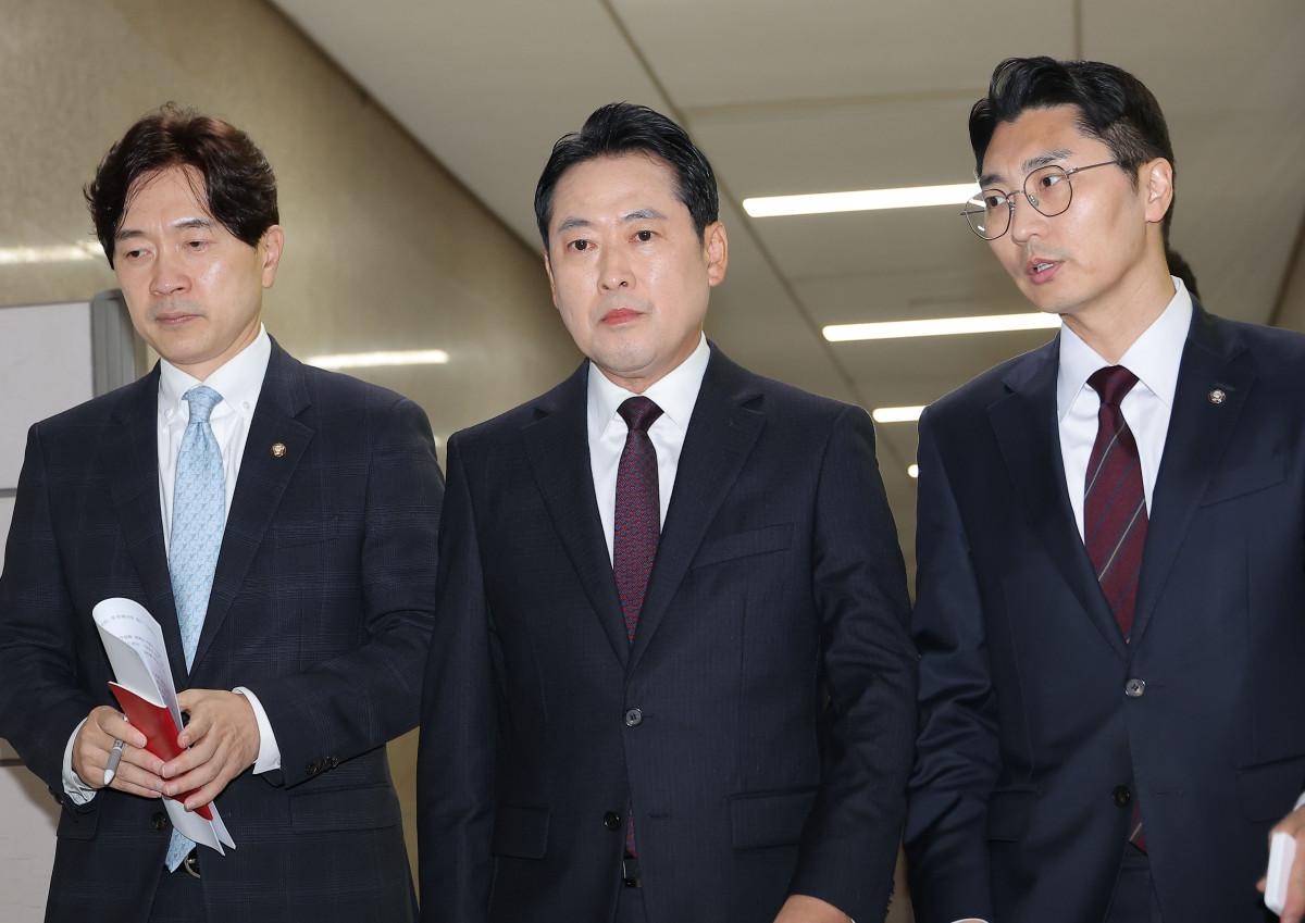 ▲국민의힘 장동혁 대표가 17일 서울 여의도 국회에서 기자간담회를 위해 이동하고 있다.  (연합뉴스)