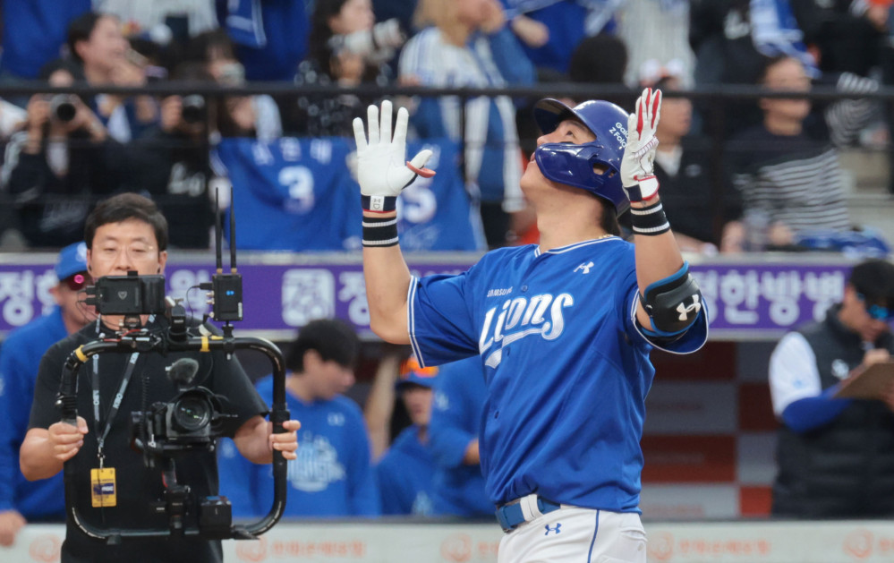 ▲19일 대전한화생명볼파크에서 열린 2025 프로야구 KBO리그 포스트시즌 플레이오프 2차전 삼성 라이온즈와 한화 이글스의 경기. 9회초 2사 1루 삼성 강민호가 좌월 투런 홈런을 치고 그라운드를 돌고 있다. (연합뉴스)
