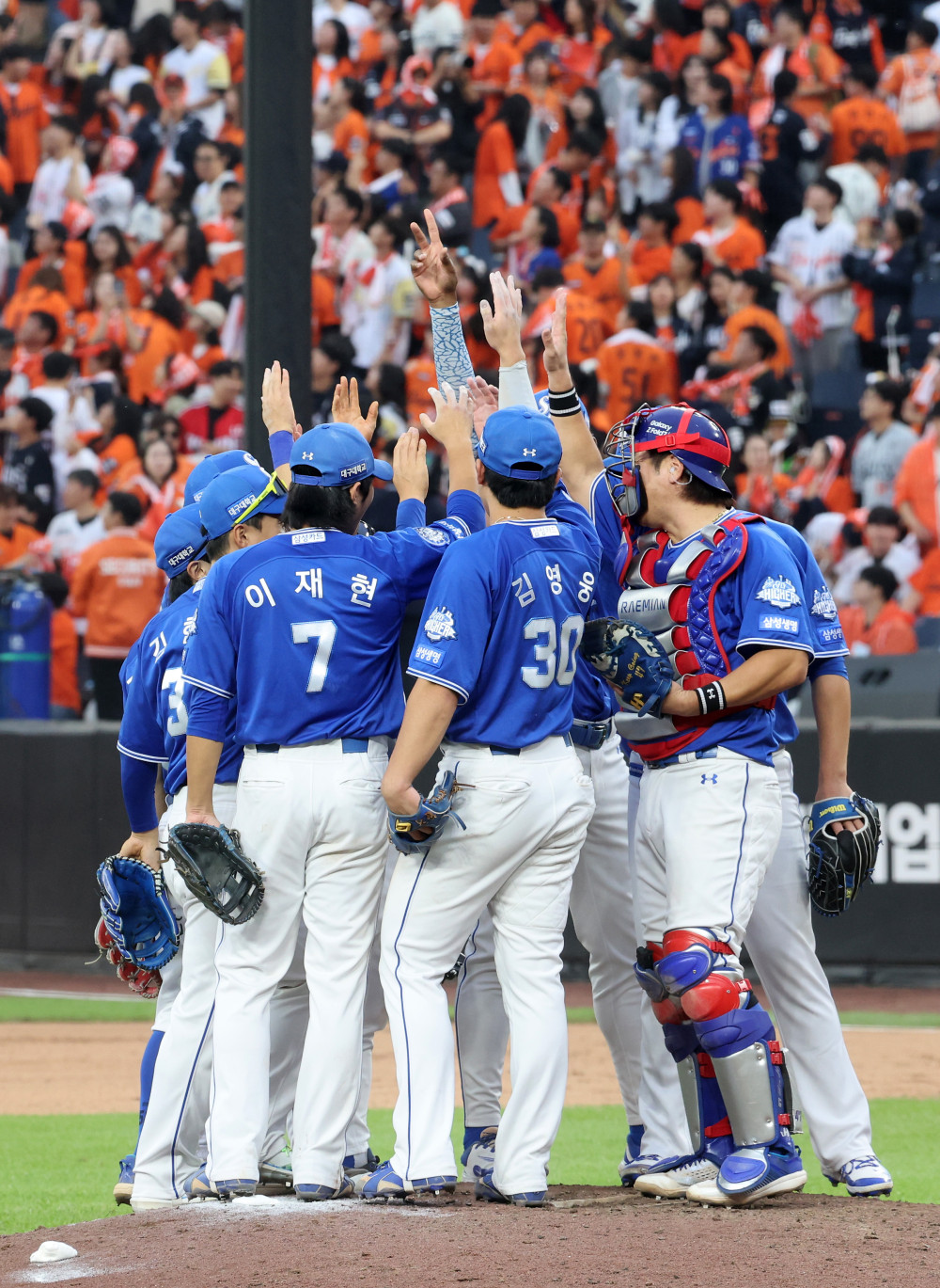 ▲19일 대전한화생명볼파크에서 열린 2025 프로야구 KBO리그 포스트시즌 플레이오프 2차전에서 승리한 삼성 선수들이 기쁨을 나누고 있다. (연합뉴스)