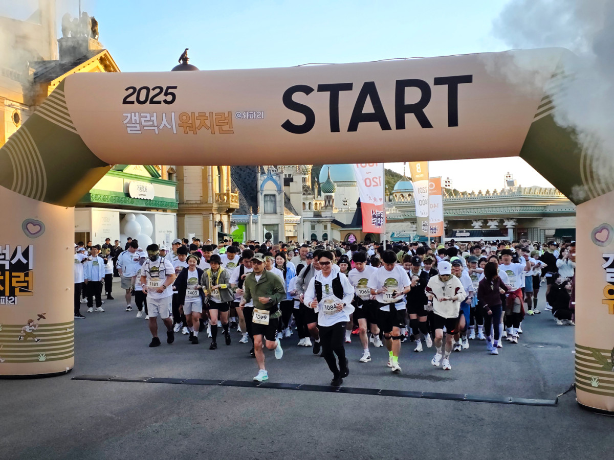 ▲참가자들이 '갤럭시 워치8 시리즈'를 착용하고 러닝을 시작하는 모습 (자료제공=삼성전자)