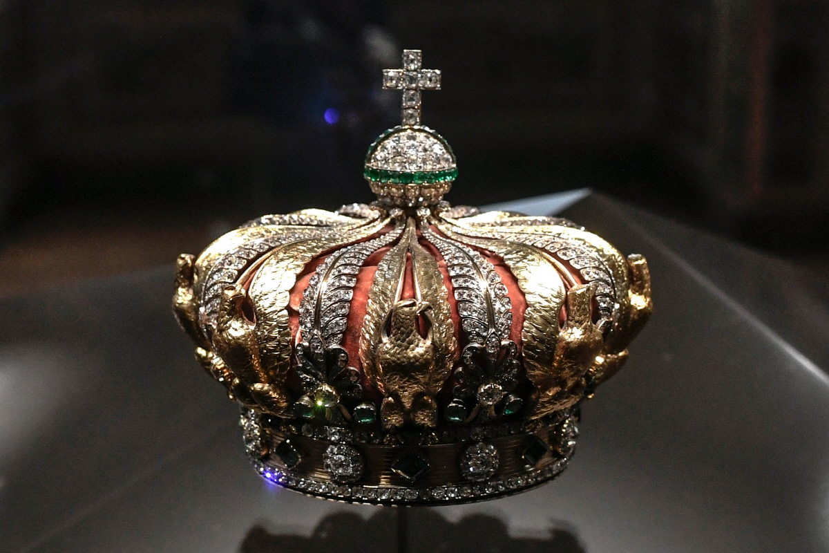 ▲프랑스 파리 루브르 박물관의 아폴론 갤러리에서 2020년 1월 14일 전시된 프랑스 황후 외제니 드 몬티주의 왕관.  (파리/AFP연합뉴스)
