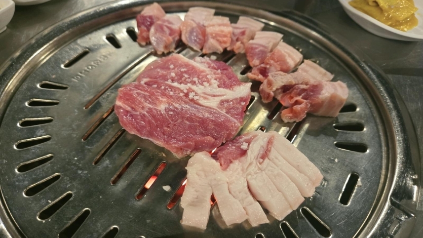 ▲제주 한 고깃집에서 내놓은 목살. (보배드림)