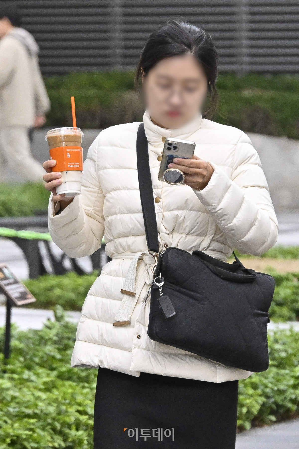 ▲서울의 아침 최저기온이 5도까지 떨어지는 등 추운 날씨를 보인 20일 서울 영등포구 여의도역 일대에서 두꺼운 외투를 입은 시민들이 출근길 발걸음을 재촉하고 있다. 이날 기상청은 "북쪽의 찬 공기가 유입되면서 아침 기온은 전날보다 5~10도가량 낮아지고, 바람도 강하게 불어 체감온도는 더욱 낮겠으니, 급격한 기온 변화로 인한 면역력 저하 등 건강관리에 유의하길 바란다"고 예보했다. 조현호 기자 hyunho@