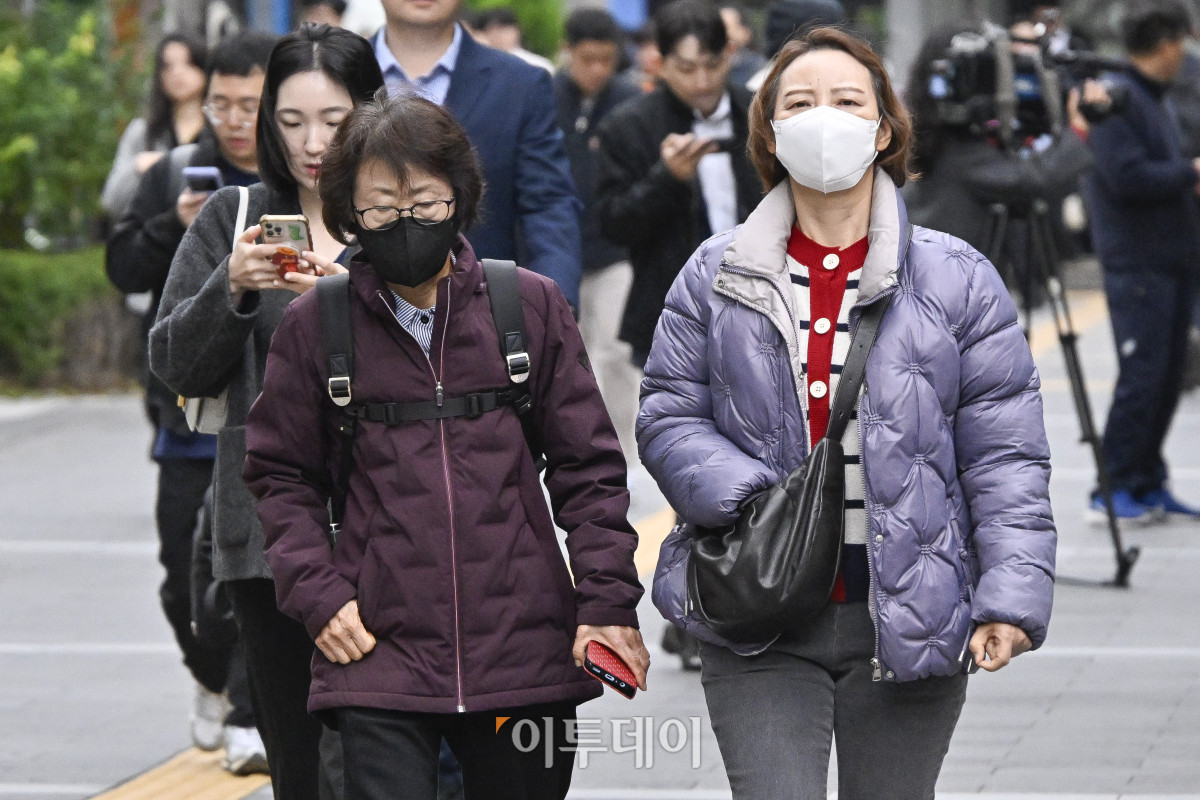 ▲서울의 아침 최저기온이 5도까지 떨어지는 등 추운 날씨를 보인 20일 서울 영등포구 여의도역 일대에서 두꺼운 외투를 입은 시민들이 출근길 발걸음을 재촉하고 있다. 이날 기상청은 "북쪽의 찬 공기가 유입되면서 아침 기온은 전날보다 5~10도가량 낮아지고, 바람도 강하게 불어 체감온도는 더욱 낮겠으니, 급격한 기온 변화로 인한 면역력 저하 등 건강관리에 유의하길 바란다"고 예보했다. 조현호 기자 hyunho@