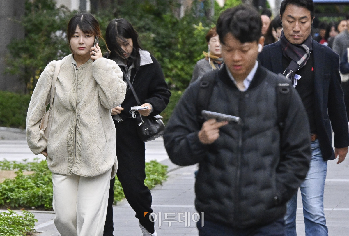 ▲서울의 아침 최저기온이 5도까지 떨어지는 등 추운 날씨를 보인 20일 서울 영등포구 여의도역 일대에서 두꺼운 외투를 입은 시민들이 출근길 발걸음을 재촉하고 있다. 이날 기상청은 "북쪽의 찬 공기가 유입되면서 아침 기온은 전날보다 5~10도가량 낮아지고, 바람도 강하게 불어 체감온도는 더욱 낮겠으니, 급격한 기온 변화로 인한 면역력 저하 등 건강관리에 유의하길 바란다"고 예보했다. 조현호 기자 hyunho@