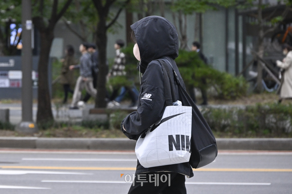 ▲서울의 아침 최저기온이 5도까지 떨어지는 등 추운 날씨를 보인 20일 서울 영등포구 여의도역 일대에서 두꺼운 외투를 입은 시민들이 출근길 발걸음을 재촉하고 있다. 이날 기상청은 "북쪽의 찬 공기가 유입되면서 아침 기온은 전날보다 5~10도가량 낮아지고, 바람도 강하게 불어 체감온도는 더욱 낮겠으니, 급격한 기온 변화로 인한 면역력 저하 등 건강관리에 유의하길 바란다"고 예보했다. (조현호 기자 hyunho@)