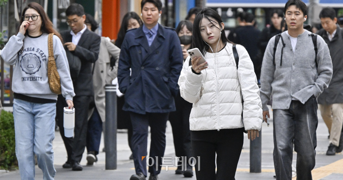 ▲서울의 아침 최저기온이 5도까지 떨어지는 등 추운 날씨를 보인 20일 서울 영등포구 여의도역 일대에서 두꺼운 외투를 입은 시민들이 출근길 발걸음을 재촉하고 있다. 이날 기상청은 "북쪽의 찬 공기가 유입되면서 아침 기온은 전날보다 5~10도가량 낮아지고, 바람도 강하게 불어 체감온도는 더욱 낮겠으니, 급격한 기온 변화로 인한 면역력 저하 등 건강관리에 유의하길 바란다"고 예보했다. 조현호 기자 hyunho@