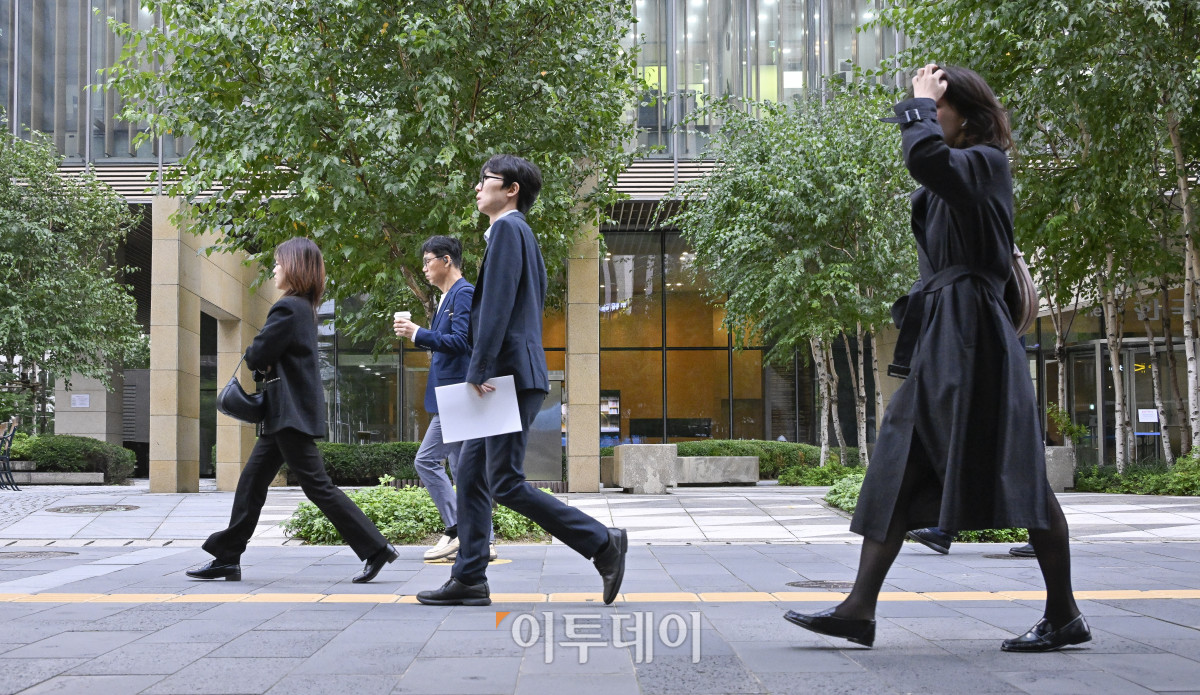 ▲서울의 아침 최저기온이 5도까지 떨어지는 등 추운 날씨를 보인 20일 서울 영등포구 여의도역 일대에서 두꺼운 외투를 입은 시민들이 출근길 발걸음을 재촉하고 있다. 이날 기상청은 "북쪽의 찬 공기가 유입되면서 아침 기온은 전날보다 5~10도가량 낮아지고, 바람도 강하게 불어 체감온도는 더욱 낮겠으니, 급격한 기온 변화로 인한 면역력 저하 등 건강관리에 유의하길 바란다"고 예보했다. (조현호 기자 hyunho@)