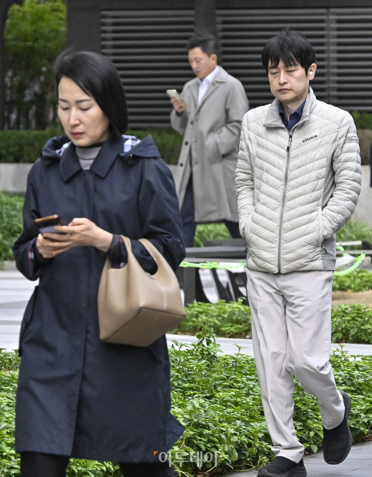 ▲서울의 아침 최저기온이 5도까지 떨어지는 등 추운 날씨를 보인 20일 서울 영등포구 여의도역 일대에서 두꺼운 외투를 입은 시민들이 출근길 발걸음을 재촉하고 있다. 이날 기상청은 "북쪽의 찬 공기가 유입되면서 아침 기온은 전날보다 5~10도가량 낮아지고, 바람도 강하게 불어 체감온도는 더욱 낮겠으니, 급격한 기온 변화로 인한 면역력 저하 등 건강관리에 유의하길 바란다"고 예보했다. 조현호 기자 hyunho@