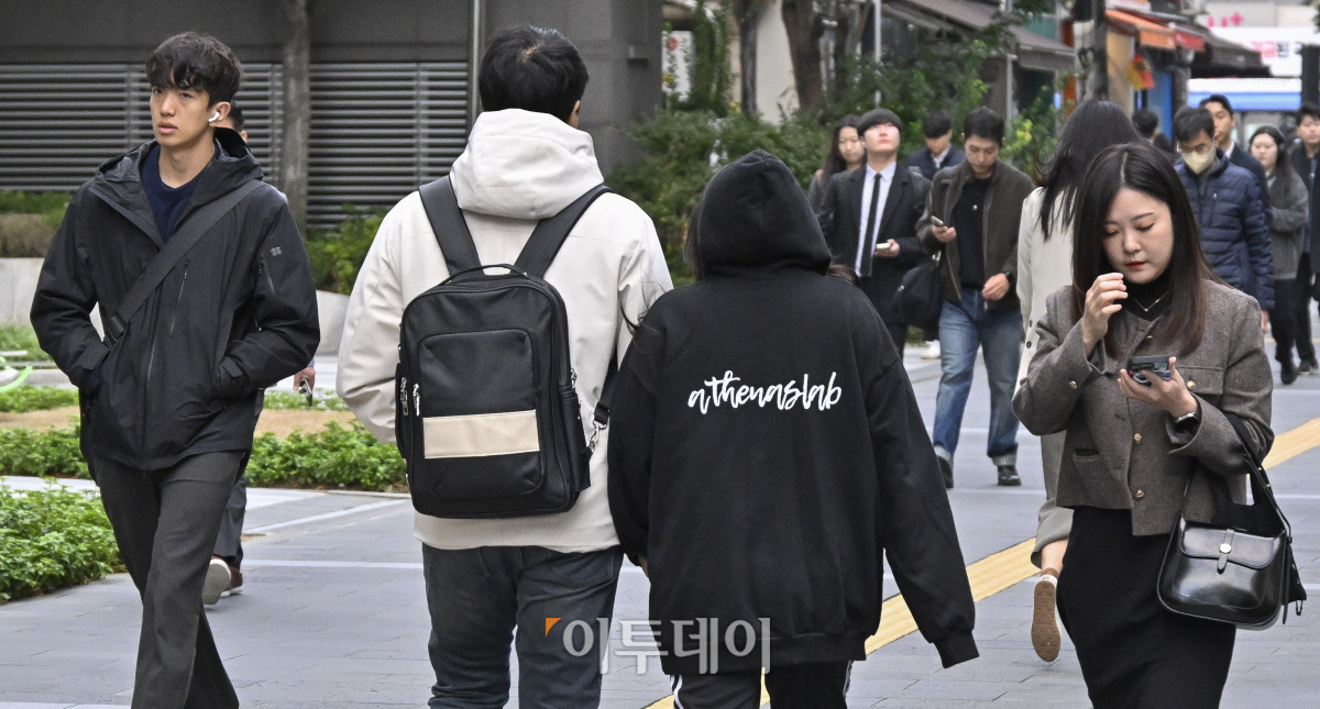 ▲서울의 아침 최저기온이 5도까지 떨어지는 등 추운 날씨를 보인 20일 서울 영등포구 여의도역 일대에서 두꺼운 외투를 입은 시민들이 출근길 발걸음을 재촉하고 있다. 이날 기상청은 "북쪽의 찬 공기가 유입되면서 아침 기온은 전날보다 5~10도가량 낮아지고, 바람도 강하게 불어 체감온도는 더욱 낮겠으니, 급격한 기온 변화로 인한 면역력 저하 등 건강관리에 유의하길 바란다"고 예보했다. 조현호 기자 hyunho@