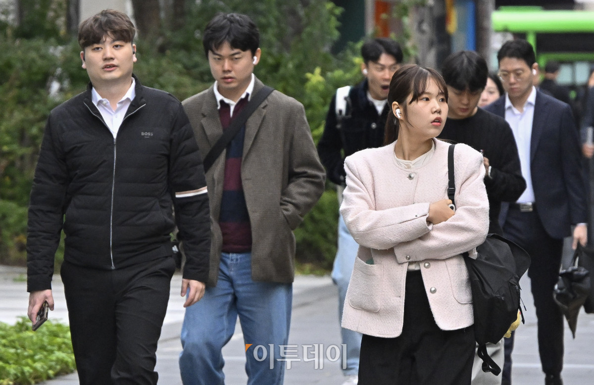 ▲서울의 아침 최저기온이 5도까지 떨어지는 등 추운 날씨를 보인 20일 서울 영등포구 여의도역 일대에서 두꺼운 외투를 입은 시민들이 출근길 발걸음을 재촉하고 있다. 이날 기상청은 "북쪽의 찬 공기가 유입되면서 아침 기온은 전날보다 5~10도가량 낮아지고, 바람도 강하게 불어 체감온도는 더욱 낮겠으니, 급격한 기온 변화로 인한 면역력 저하 등 건강관리에 유의하길 바란다"고 예보했다. 조현호 기자 hyunho@