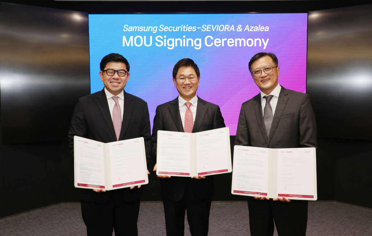 ▲지난 17일 서울 서초구 삼성증권 본사에서 진행됐던 삼성증권(사장 박종문)과 싱가포르 국부펀드 테마섹(Temasek) 계열의 운용사와의 제휴식. 사진 왼쪽부터 싱가포르 국부펀드 테마섹(Temasek)의 100% 자회사인 세비오라 그룹(Seviora Holdings)의 가브리엘 림(Gabriel Lim) 대표, 박종문 삼성증권 사장, 아젤리아 자산운용의 CEO이자 CIO인 추엔야우(En Yaw Chue) 사장. (삼성증권)