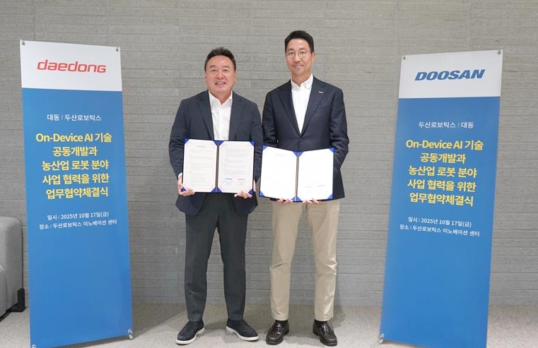 ▲업무협약식이 끝나고 김민표 두산로보틱스 대표(오른쪽)가 원유현 대동 부회장과 기념사진을 촬영하고 있다. (사진= 두산로보틱)