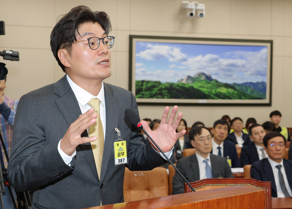 ▲정종철 쿠팡풀필먼트서비스(CFS) 대표이사가 15일 서울 여의도 국회에서 열린 고용노동부에 대한 기후에너지환경고용노동위원회 국정감사에서 의원 질의에 답변하고 있다.  (연합뉴스)