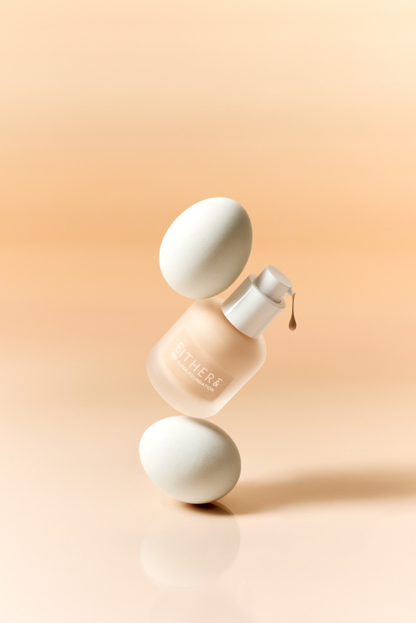 이더앤, 신제품 '에그 슬릭 파운데이션' 공식 론칭... 광채 베이스 완... - 뉴스 썸네일 이미지