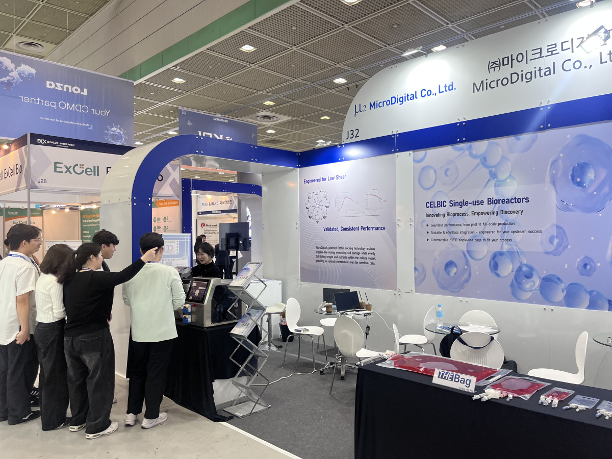 ▲15~17일 서울 코엑스에서 열린 '바이오플러스-인터펙스 코리아 2025'에 참가한 마이크로디지탈 부스에 관심을 갖는 사람들이 몰려 있다.  (사진제공=마이크로디지탈)