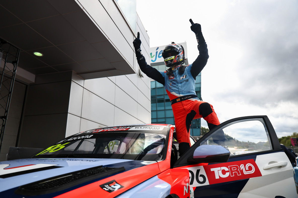 ▲미켈 아즈코나 선수가 17일~19일 열린 '2025 TCR 월드투어' 6라운드 한국 대회에서 우승을 차지하고 기뻐하는 모습. (사진=현대차)