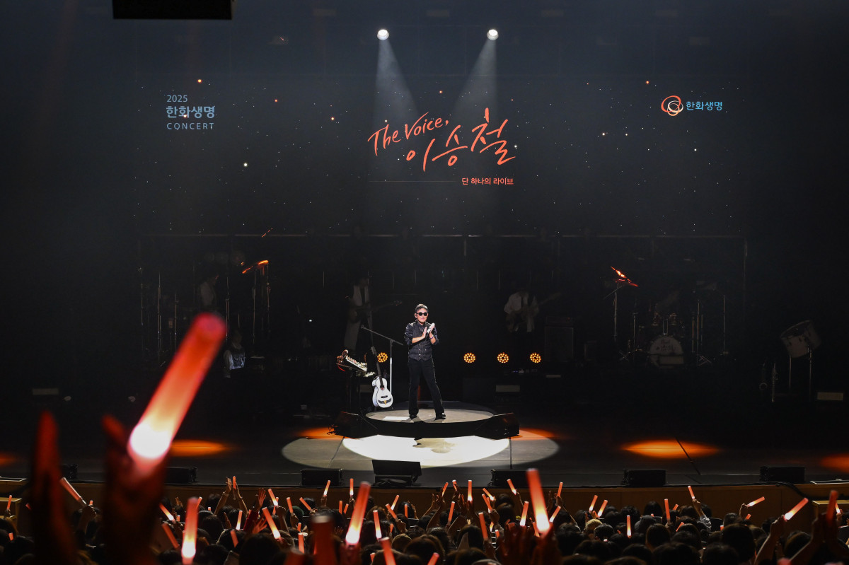 ▲10월 18일 대구 엑스코 오디토리움에서 열린 ‘2025 한화생명 콘서트’ 공연에서 가수 이승철씨가 관객에게 감동을 전하는 노래를 하고 있다. (제공 한화생명)
