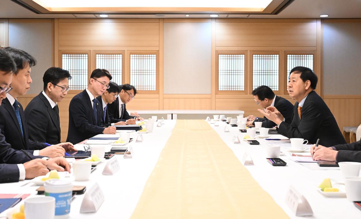 ▲구윤철 부총리 겸 기획재정부 장관이 10월 20일 서울 종로구 정부서울청사에서 국정운영을 위한 부총리 간 협조 및 협업방안을 논의하고자 간담회를 개최, 모두발언을 하고 있다. (기획재정부)