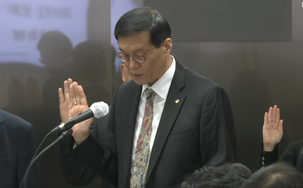 ▲이창용 총재가 20일 서울 소공동에 있는 한은 본관에서 열린 국회 기획재정위원회 국정감사에서 증인 선언을 하고있다. (국회방송 캡쳐)
