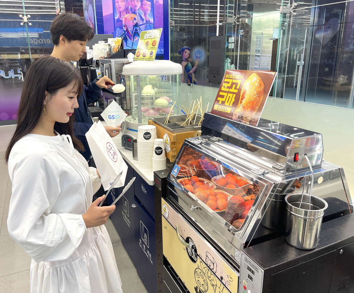 ▲고객들이 GS25에서 동절기 먹거리를 고르고 있다. (사진제공=GS리테일)