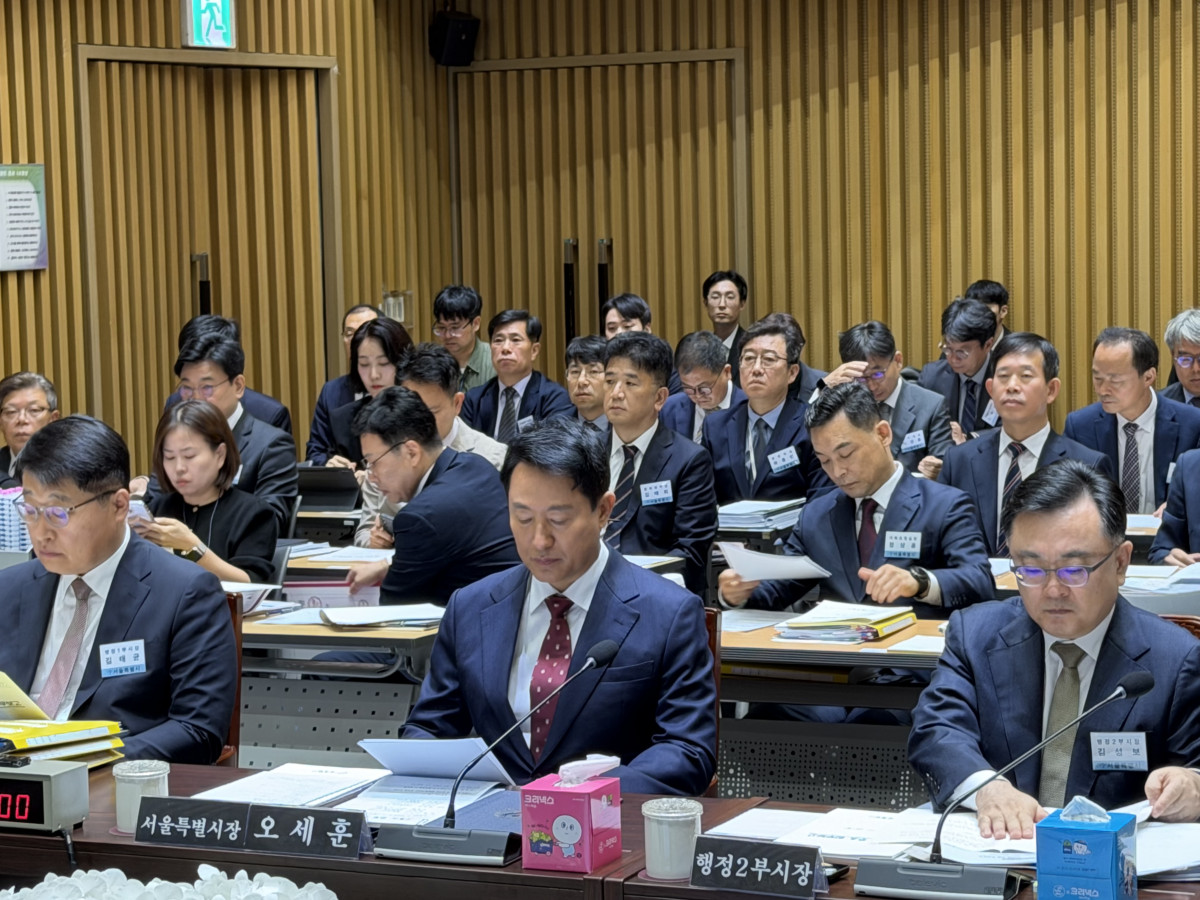 ▲20일 국토교통위원회 서울시 국정감사에 오세훈 서울시장(앞줄 가운데)이 참석했다. 조유정 기자 youjung@ 