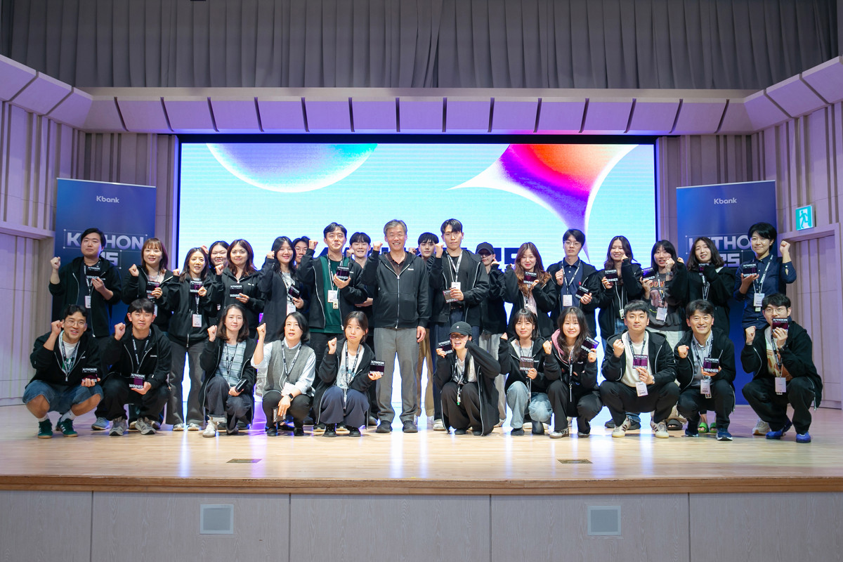 ▲케이뱅크 최우형 은행장을 비롯한 임직원들이 17일 케이뱅크 사옥에서 열린 사내 AI 프롬프톤 대회 ‘K/THON 25’에서 기념촬영을 하고 있다. (사진제공=케이뱅크)