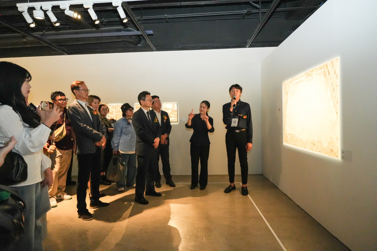 ▲17일 서울 서초구 예술의전달 한가람미술관에서 관객들이 '감각의 서사' 전시를 관람하고있다. (사진= 효성)