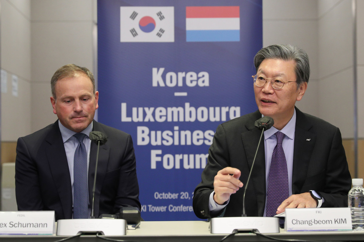 ▲ 김창범 한경협 부회장이 20일 FKI타워 컨퍼런스센터에서 열린 '룩셈부르크 방한단 한경협 방문 및 MOU 체결식'에 참석해 인사말을 하고 있다. 이날 체결된 MOU에는 ▲제조업·에너지·소재·물류 등 양국 협력분야 교역·투자 촉진 ▲미래 첨단산업 협력 강화 ▲다자회의 정책 공동개발 ▲경제정책·규제 정보교류 등이 포함됐다. (한경협)