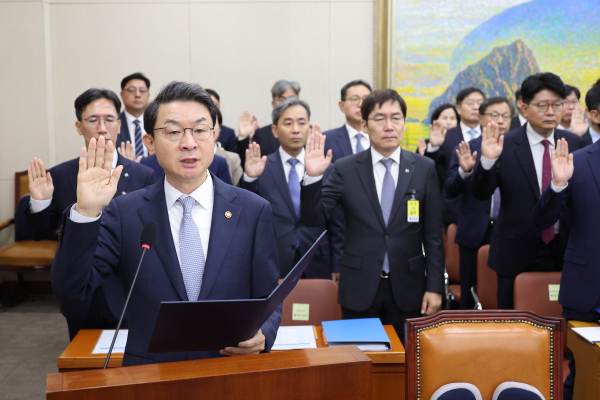 ▲이억원 금융위원장이 20일 서울 여의도 국회 정무위원회에서 열린 금융위원회 등에 대한 국정감사에서 선서하고 있다. (연합뉴스)