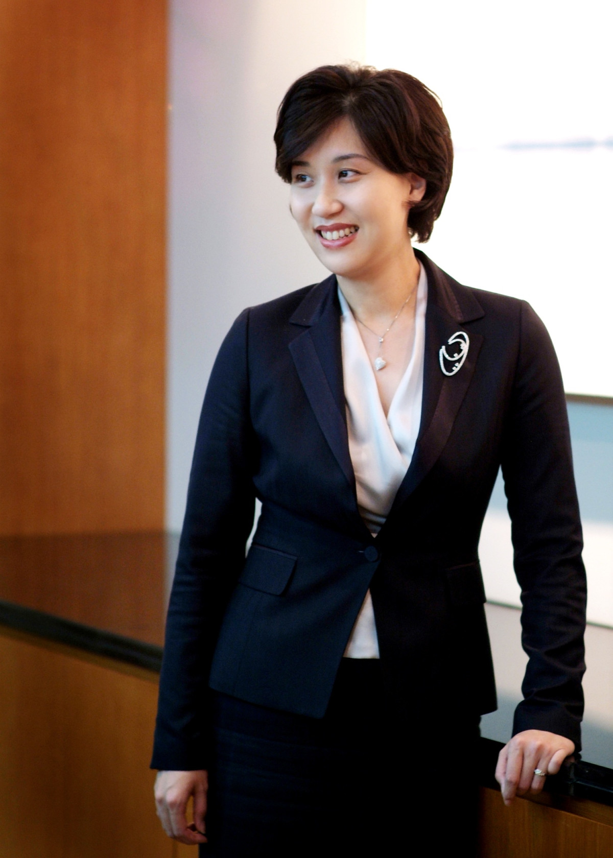 ▲김용아 토론토대 교수가 2007년 매킨지 최초의 여성 파트너로 활약하던 시절 모습. 그는 ”제가 잘해내는 모습을 보이면, 여성에 대한 편견이 조금씩 사라지고 여성 후배들에게도 기회의 문이 더 활짝 열릴 수 있다는 경험을 여러차례 했다“면서 ”그런 경험들은 매 순간 어려움을 마주할 때 저를 다시 일으켜 세우는 원동력이 됐다“고 말했다. 

 (사진=이투데이DB(본인 제공))