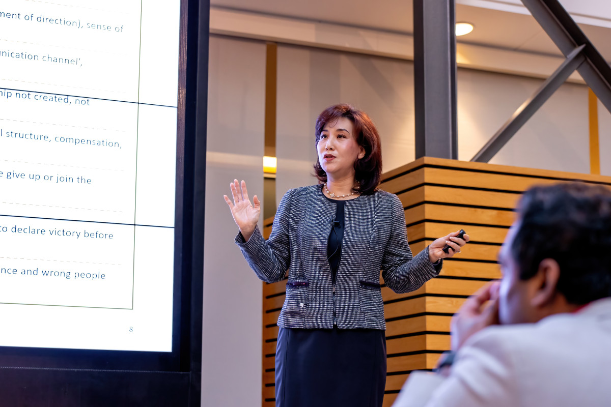 ▲김용아 토론토대 교수가 2023년 강의하는 모습. 김 교수는 23년간 맥킨지 컨설턴트 경험을 바탕으로 실무 기반 사례를 다양하게 접목한 수업을 진행해 학생들 사이에서 인기가 높다. 역임 후 최고의 강의상을 매년 놓치지 않은 배경이다.  (사진=이투데이DB(본인 제공))