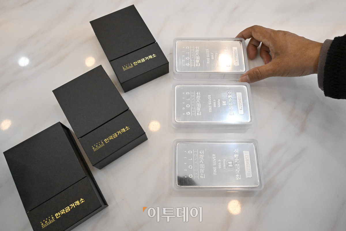▲글로벌 경제 불확실성 속 금·은 가격이 연일 최고치를 경신하며 시장의 품귀 현상도 심해지고 있다. 금융권에 따르면 한국금거래소는 국민·우리·신한·농협은행에 20일∼내년 1월1일까지 실버바 공급을 중단한다고 통보했다. 이에 따라 이들 시중은행은 이번 주 중으로 실버바 판매를 중단할 예정이다. 국제 은값은 뉴욕상품거래소(COMEX)에서 17일(현지시간) 12월 인도분 은 선물가격은 트라이온스당 장중 역대 최고가인 53.77달러까지 상승했다가 50.10달러 마감했다. 12월 인도분 금 선물은 같은 날 온스당 4213.30달러에 마감했다. 국제 금값은 최근 4300달러선을 돌파한 뒤 고공행진 중이다. 이날 서울 종로구 한국금거래소에서 한 시민이 구매한 실버바를 확인하고 있다. 조현호 기자 hyunho@