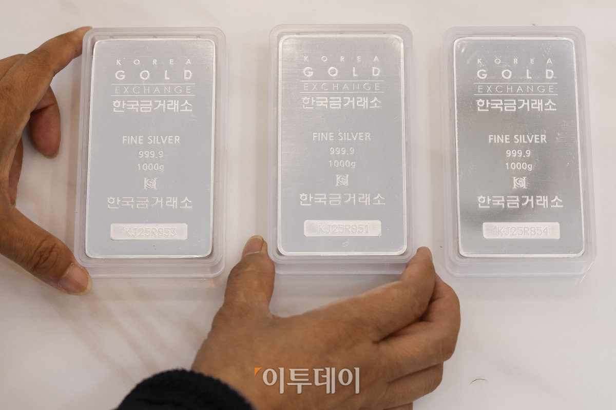 ▲글로벌 경제 불확실성 속 금·은 가격이 연일 최고치를 경신하며 시장의 품귀 현상도 심해지고 있다. 금융권에 따르면 한국금거래소는 국민·우리·신한·농협은행에 20일∼내년 1월1일까지 실버바 공급을 중단한다고 통보했다. 이에 따라 이들 시중은행은 이번 주 중으로 실버바 판매를 중단할 예정이다. 국제 은값은 뉴욕상품거래소(COMEX)에서 17일(현지시간) 12월 인도분 은 선물가격은 트라이온스당 장중 역대 최고가인 53.77달러까지 상승했다가 50.10달러 마감했다. 12월 인도분 금 선물은 같은 날 온스당 4213.30달러에 마감했다. 국제 금값은 최근 4300달러선을 돌파한 뒤 고공행진 중이다. 이날 서울 종로구 한국금거래소에서 한 시민이 구매한 실버바를 확인하고 있다. 조현호 기자 hyunho@