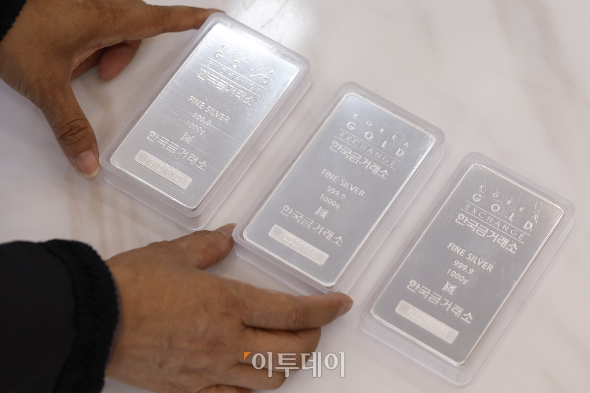 ▲글로벌 경제 불확실성 속 금·은 가격이 연일 최고치를 경신하며 시장의 품귀 현상도 심해지고 있다. 금융권에 따르면 한국금거래소는 국민·우리·신한·농협은행에 20일∼내년 1월1일까지 실버바 공급을 중단한다고 통보했다. 이에 따라 이들 시중은행은 이번 주 중으로 실버바 판매를 중단할 예정이다. 국제 은값은 뉴욕상품거래소(COMEX)에서 17일(현지시간) 12월 인도분 은 선물가격은 트라이온스당 장중 역대 최고가인 53.77달러까지 상승했다가 50.10달러 마감했다. 12월 인도분 금 선물은 같은 날 온스당 4213.30달러에 마감했다. 국제 금값은 최근 4300달러선을 돌파한 뒤 고공행진 중이다. 이날 서울 종로구 한국금거래소에서 한 시민이 구매한 실버바를 확인하고 있다. 조현호 기자 hyunho@