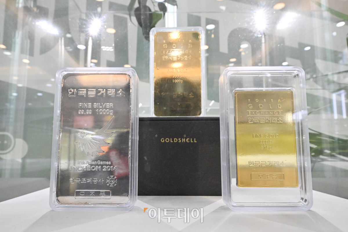 ▲글로벌 경제 불확실성 속 금·은 가격이 연일 최고치를 경신하며 시장의 품귀 현상도 심해지고 있다. 금융권에 따르면 한국금거래소는 국민·우리·신한·농협은행에 20일∼내년 1월1일까지 실버바 공급을 중단한다고 통보했다. 이에 따라 이들 시중은행은 이번 주 중으로 실버바 판매를 중단할 예정이다. 국제 은값은 뉴욕상품거래소(COMEX)에서 17일(현지시간) 12월 인도분 은 선물가격은 트라이온스당 장중 역대 최고가인 53.77달러까지 상승했다가 50.10달러 마감했다. 12월 인도분 금 선물은 같은 날 온스당 4213.30달러에 마감했다. 국제 금값은 최근 4300달러선을 돌파한 뒤 고공행진 중이다. 이날 서울 종로구 한국금거래소에 골드바와 실버바가 진열되어 있다. 조현호 기자 hyunho@