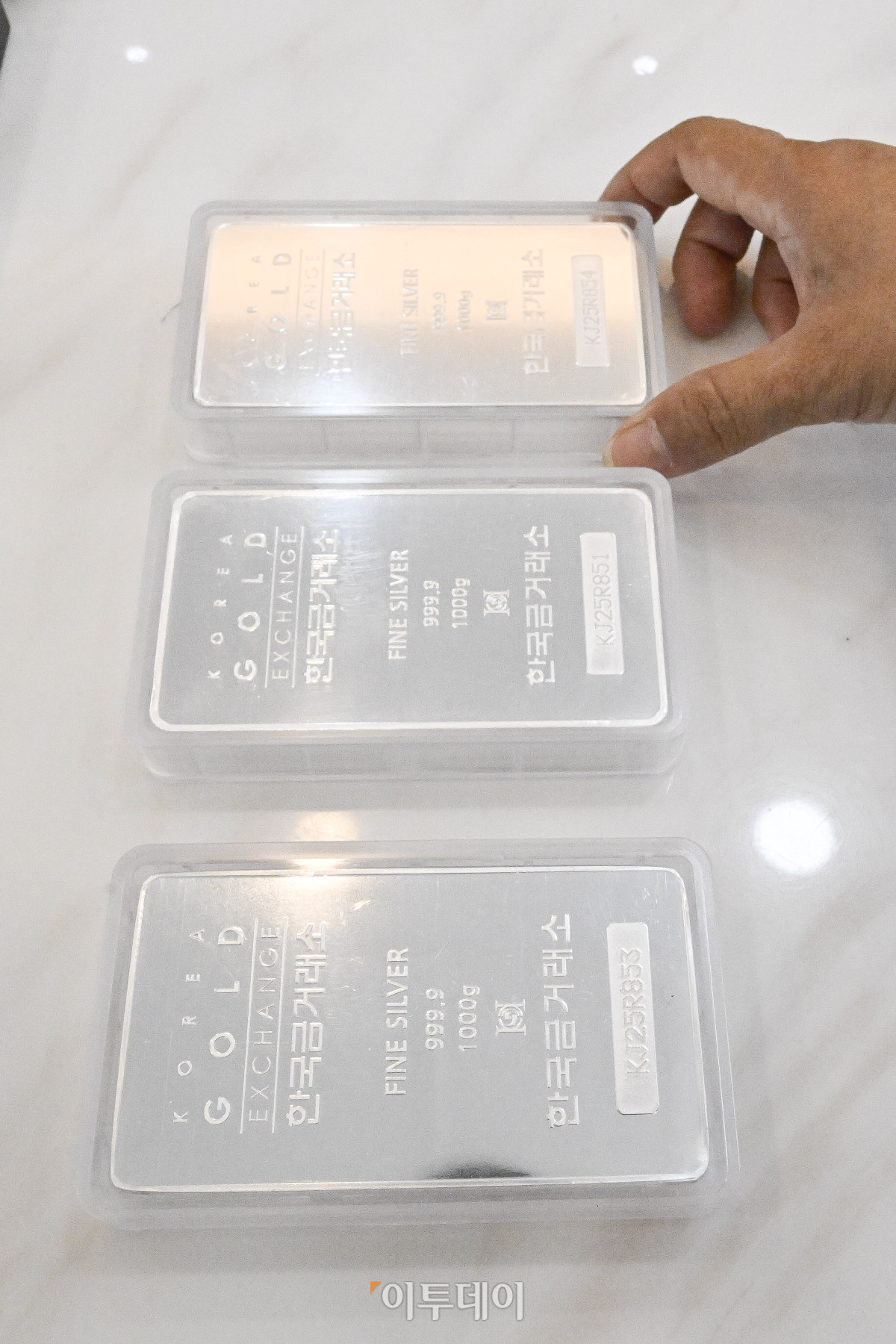 ▲글로벌 경제 불확실성 속 금·은 가격이 연일 최고치를 경신하며 시장의 품귀 현상도 심해지고 있다. 금융권에 따르면 한국금거래소는 국민·우리·신한·농협은행에 20일∼내년 1월1일까지 실버바 공급을 중단한다고 통보했다. 이에 따라 이들 시중은행은 이번 주 중으로 실버바 판매를 중단할 예정이다. 국제 은값은 뉴욕상품거래소(COMEX)에서 17일(현지시간) 12월 인도분 은 선물가격은 트라이온스당 장중 역대 최고가인 53.77달러까지 상승했다가 50.10달러 마감했다. 12월 인도분 금 선물은 같은 날 온스당 4213.30달러에 마감했다. 국제 금값은 최근 4300달러선을 돌파한 뒤 고공행진 중이다. 이날 서울 종로구 한국금거래소에서 한 시민이 구매한 실버바를 확인하고 있다. 조현호 기자 hyunho@