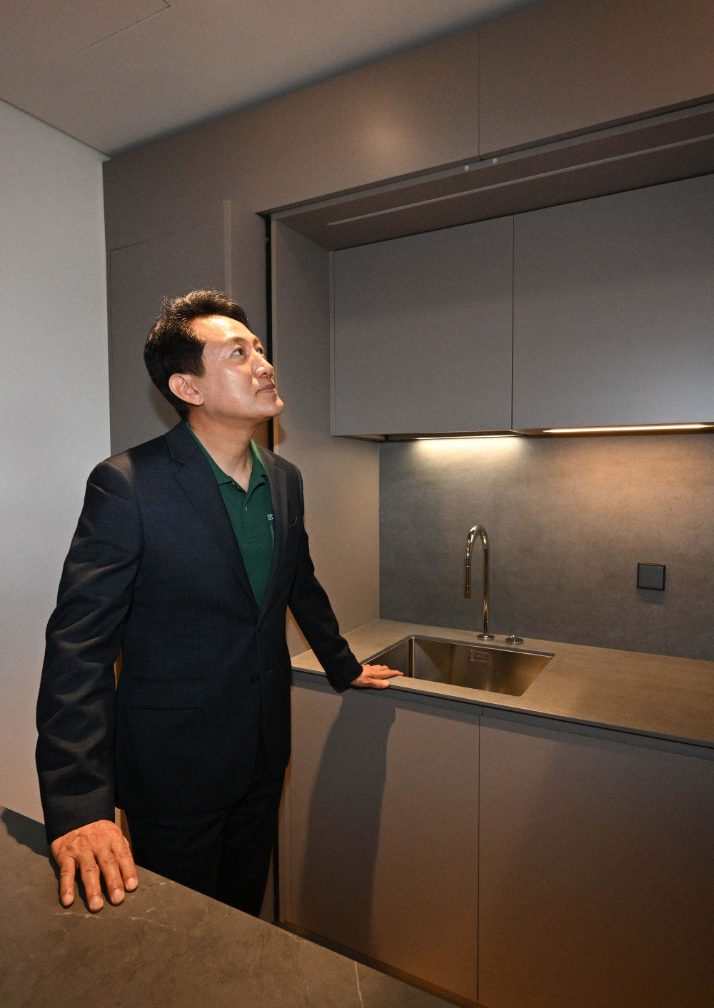 ▲오세훈 서울시장이 서울 송파구 '비아파트형 미리내집' 르피에드문정 주거용오피스텔을 찾아 내부를 둘러보고 있다. 신태현 기자 holjjak@ (이투데이DB)