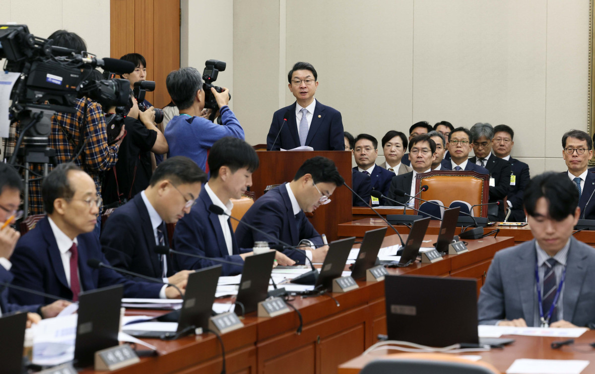 ▲이억원 금융위원장이 20일 서울 여의도 국회 정무위원회에서 열린 금융위원회 등에 대한 국정감사에서 업무보고를 하고있다. 신태현 기자 holjjak@