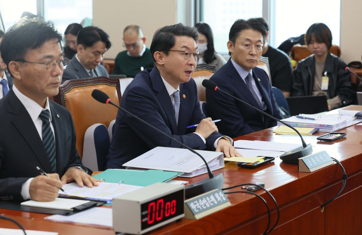 ▲이억원 금융위원장이 20일 서울 여의도 국회 정무위원회에서 열린 금융위원회 등에 대한 국정감사에서 의원 질의에 답하고 있다. 신태현 기자 holjjak@