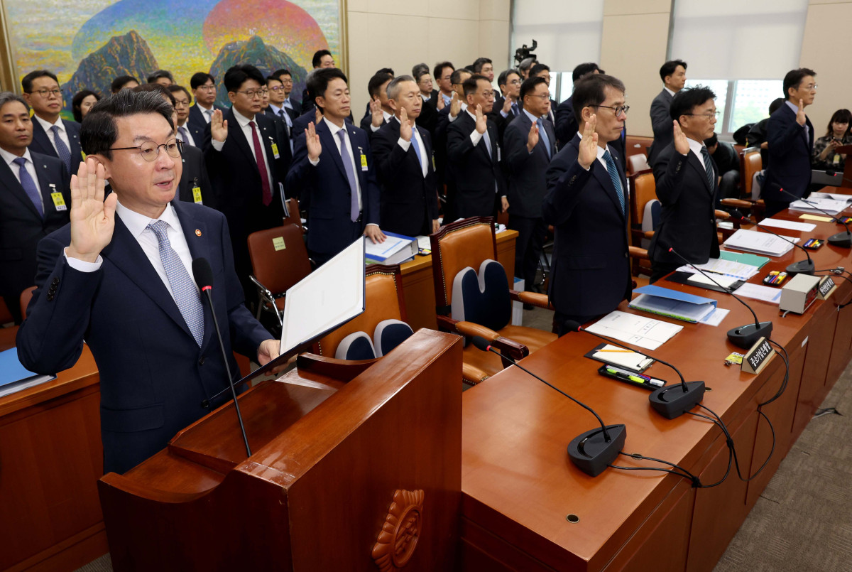 ▲이억원 금융위원장이 20일 서울 여의도 국회 정무위원회에서 열린 금융위원회 등에 대한 국정감사에서 선서를 하고있다. 신태현 기자 holjjak@