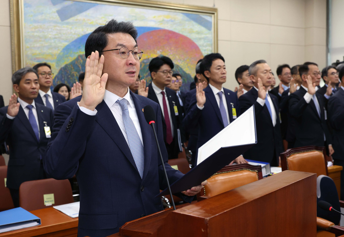 ▲이억원 금융위원장이 20일 서울 여의도 국회 정무위원회에서 열린 금융위원회 등에 대한 국정감사에서 선서를 하고있다. 신태현 기자 holjjak@