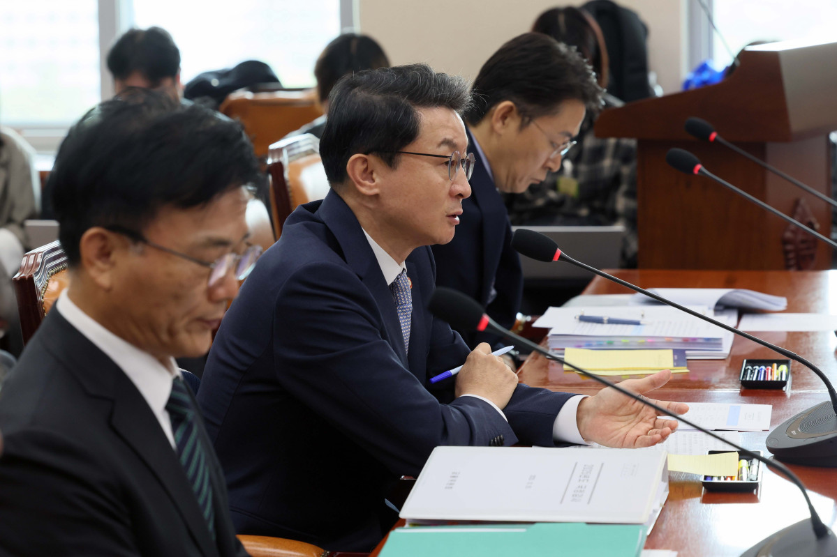 ▲이억원 금융위원장이 20일 서울 여의도 국회 정무위원회에서 열린 금융위원회 등에 대한 국정감사에서 의원 질의에 답하고 있다. 신태현 기자 holjjak@