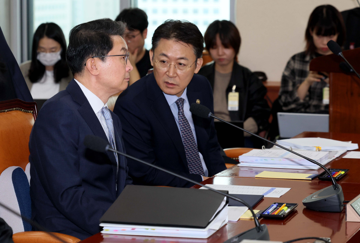 ▲이억원(왼쪽) 금융위원장과 권대영 부위원장이 20일 서울 여의도 국회 정무위원회에서 열린 금융위원회 등에 대한 국정감사에서 대화하고 있다. 신태현 기자 holjjak@