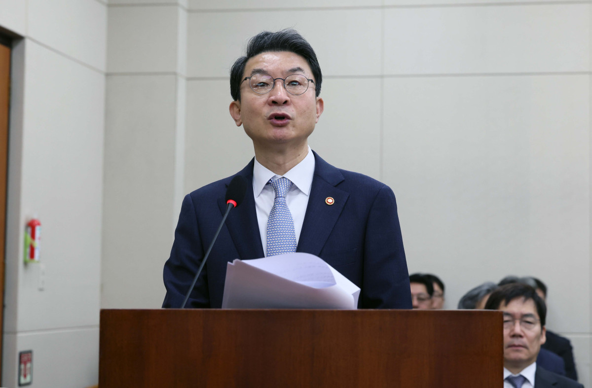 ▲이억원 금융위원장이 20일 서울 여의도 국회 정무위원회에서 열린 금융위원회 등에 대한 국정감사에서 참석했다. 신태현 기자 holjjak@