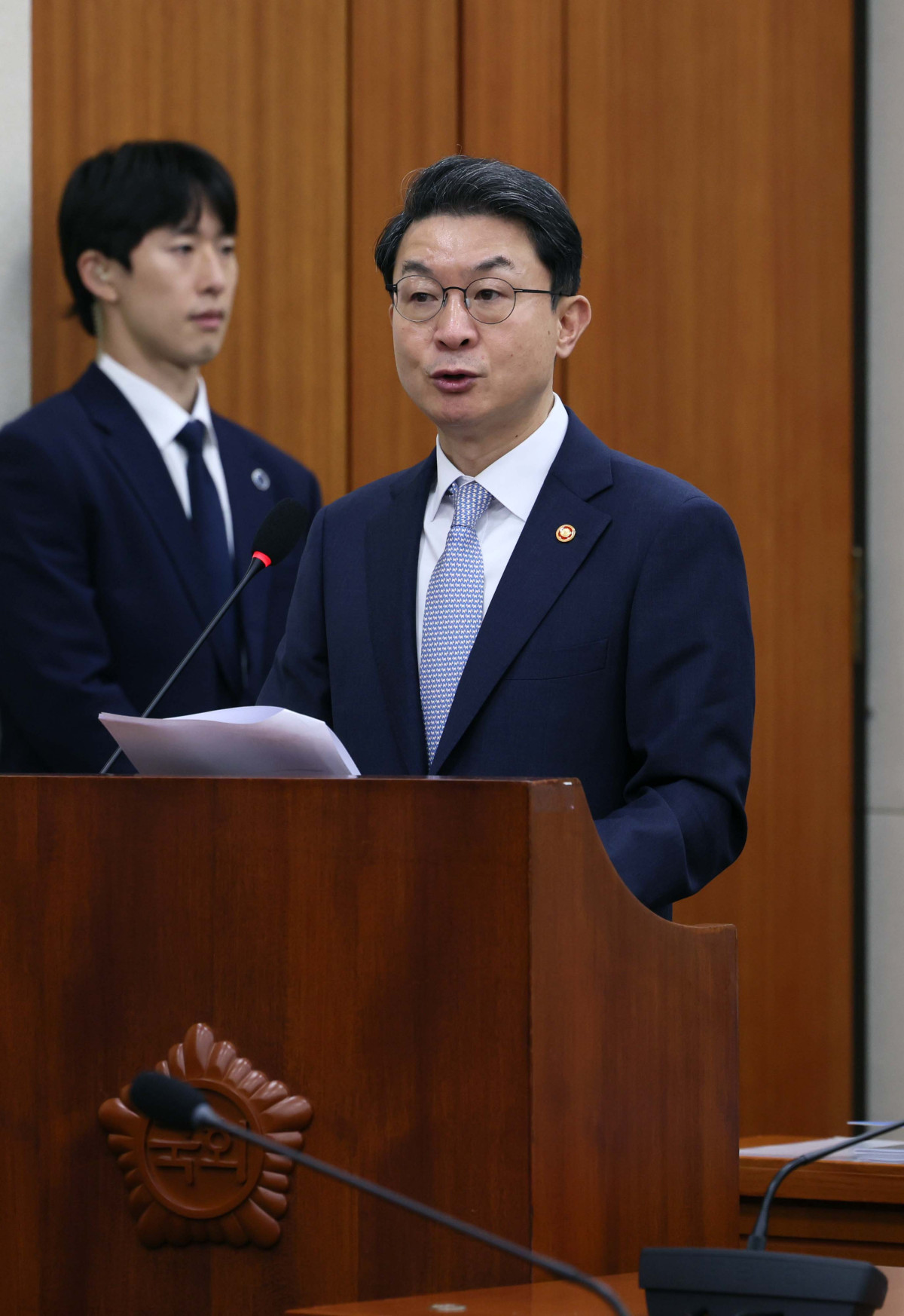 ▲이억원 금융위원장이 20일 서울 여의도 국회 정무위원회에서 열린 금융위원회 등에 대한 국정감사에서 업무보고를 하고있다. 신태현 기자 holjjak@