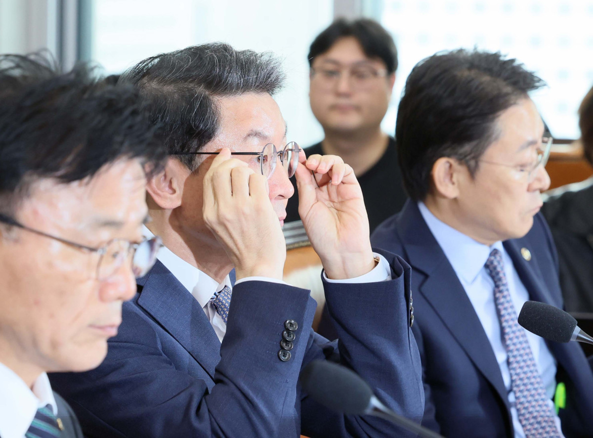 ▲이억원 금융위원장이 20일 서울 여의도 국회 정무위원회에서 열린 금융위원회 등에 대한 국정감사에서 안경을 고쳐쓰고 있다. 신태현 기자 holjjak@