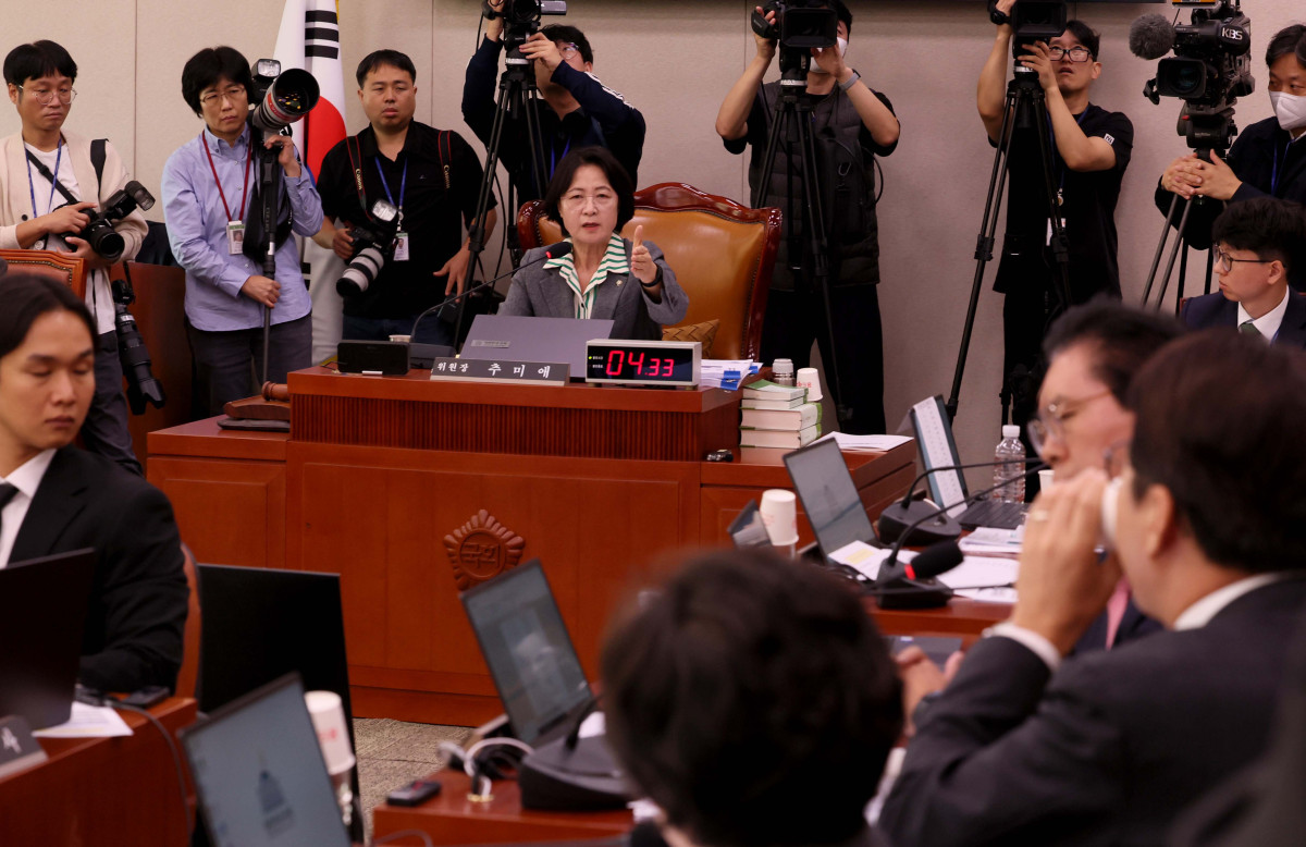 ▲20일 서울 여의도 국회 법제사법위원회에서 열린 서울고등법원 등에 대한 국정감사에서 추미애 법사위원장이 국민의힘 의원들에게 발언하고 있다. 신태현 기자 holjjak@