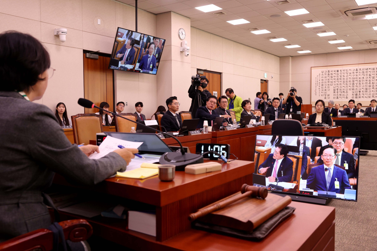 ▲20일 서울 여의도 국회 법제사법위원회에서 열린 서울고등법원 등에 대한 국정감사에서 송석준 국민의힘 의원이 추미애 법사위원장에게 발언하고 있다. 신태현 기자 holjjak@